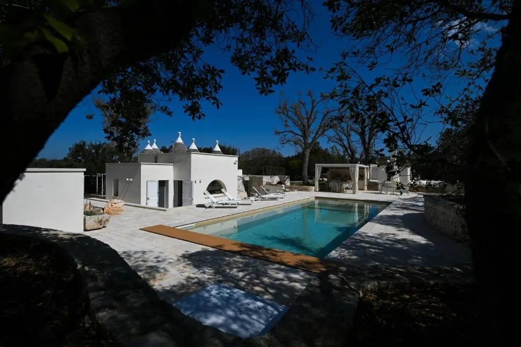 Suggestiva Vista Notturna della Piscina con Trullo
