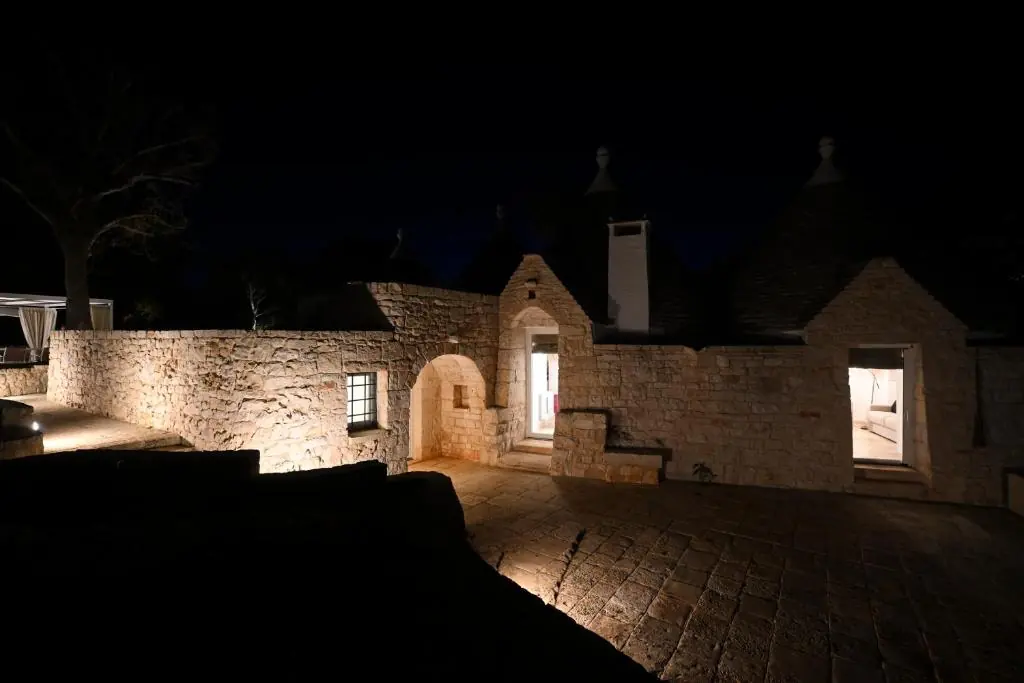Trullo Magia Ostuni - I Coni del Trullo Illuminati nella Notte (Atmosfera Serale)