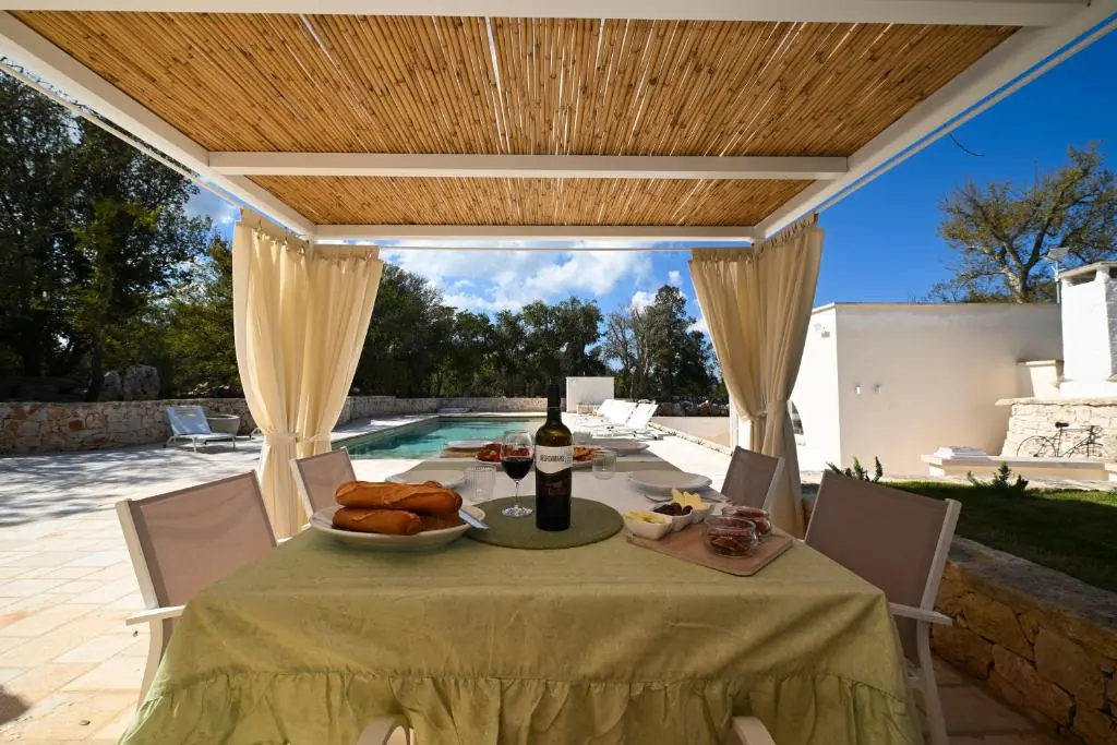 Trullo Magia Ostuni - Pranzi all'Aperto sotto il Gazebo con Tende (Esterni & Patio)