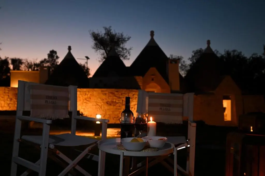 Trullo Magia Ostuni - Aperitivo al Tramonto tra i Coni Storici (Atmosfera Serale)