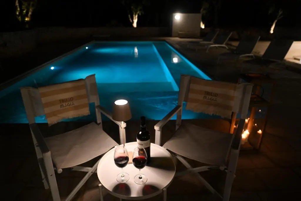 Trullo Magia Ostuni - Lounge Serale a Bordo Piscina (Atmosfera Serale)