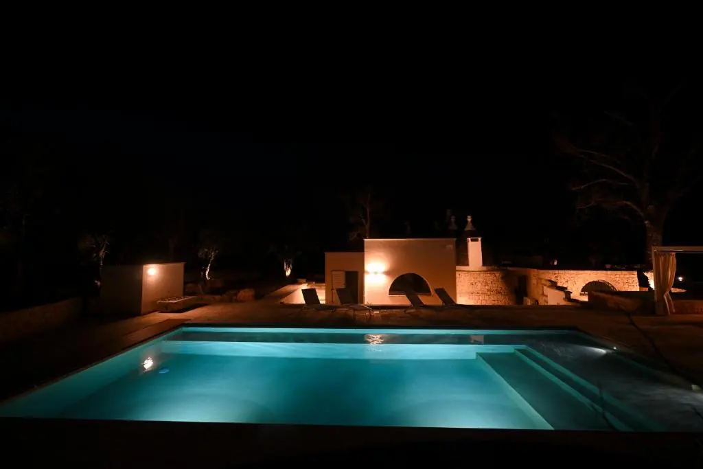 Trullo Magia Ostuni - Scorcio Notturno della Piscina Illuminata (Atmosfera Serale)
