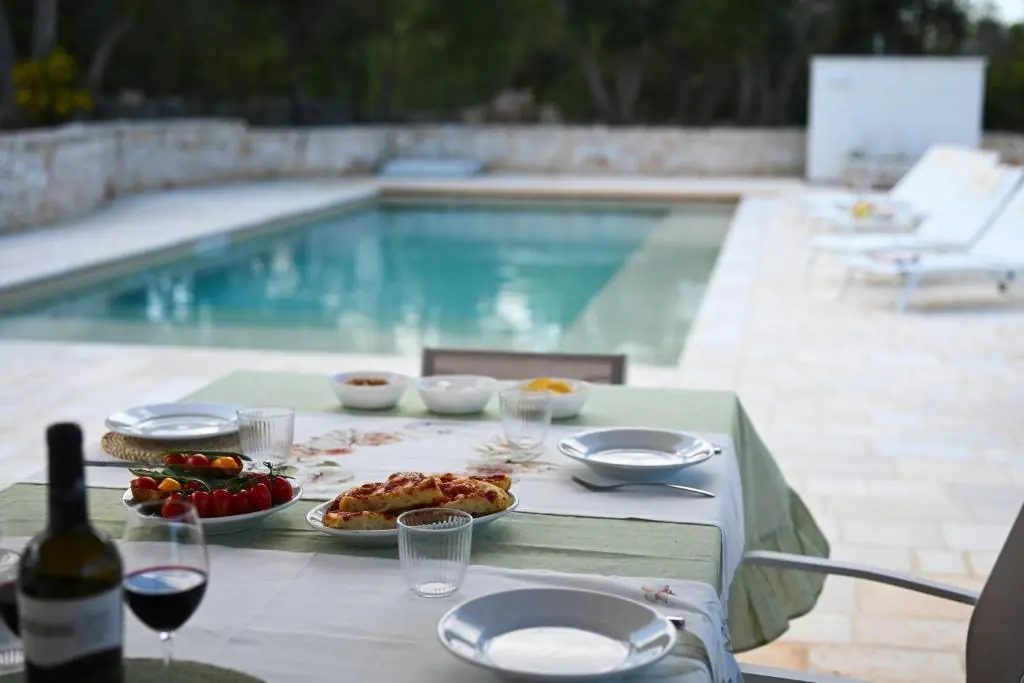 Area living e sala relax con Smart TV e scacchiera d'autore a Trullo Magia