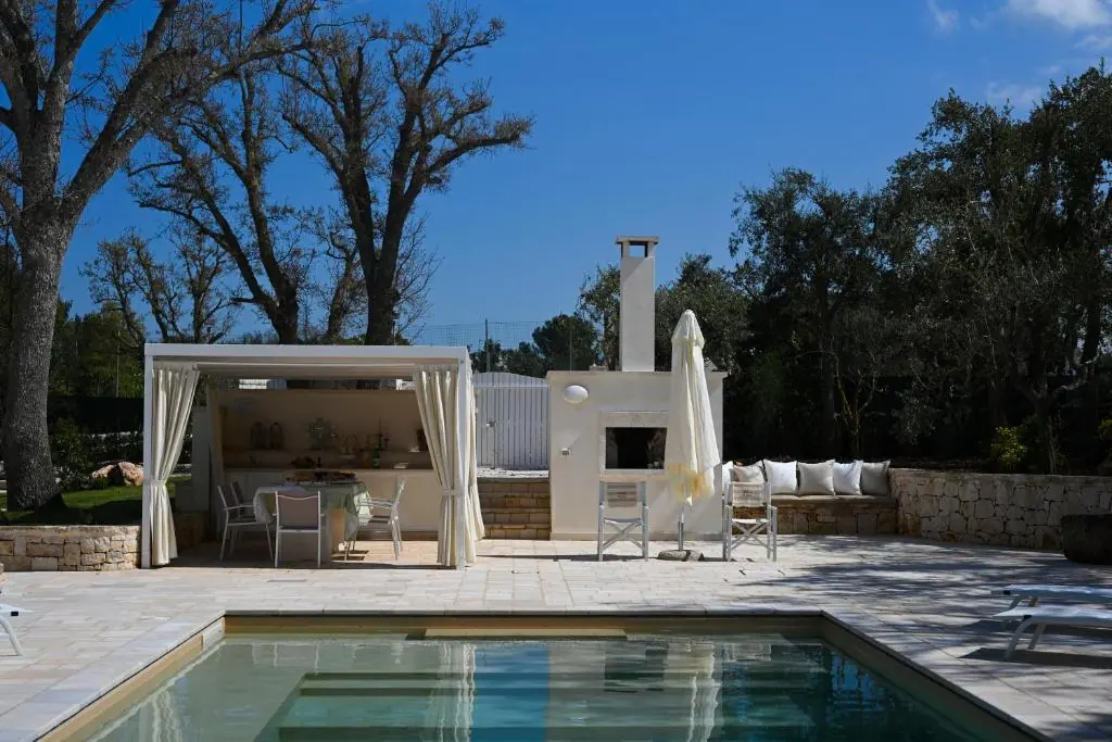 La Piscina, il Gazebo e la Cucina Barbecue