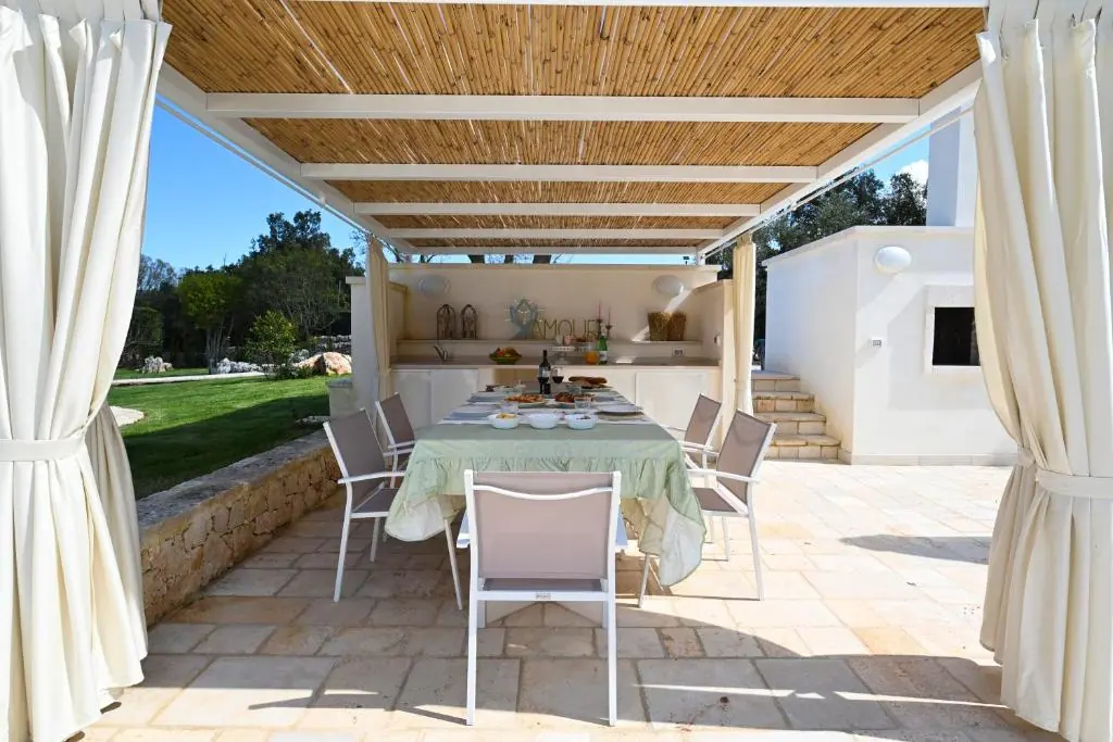 Pranzi conviviali sotto il pergolato fiorito all ombra di Trullo Magia