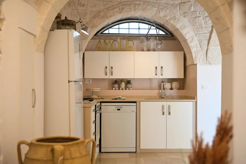 Cucina Moderna Integrata sotto l'Arco in Pietra