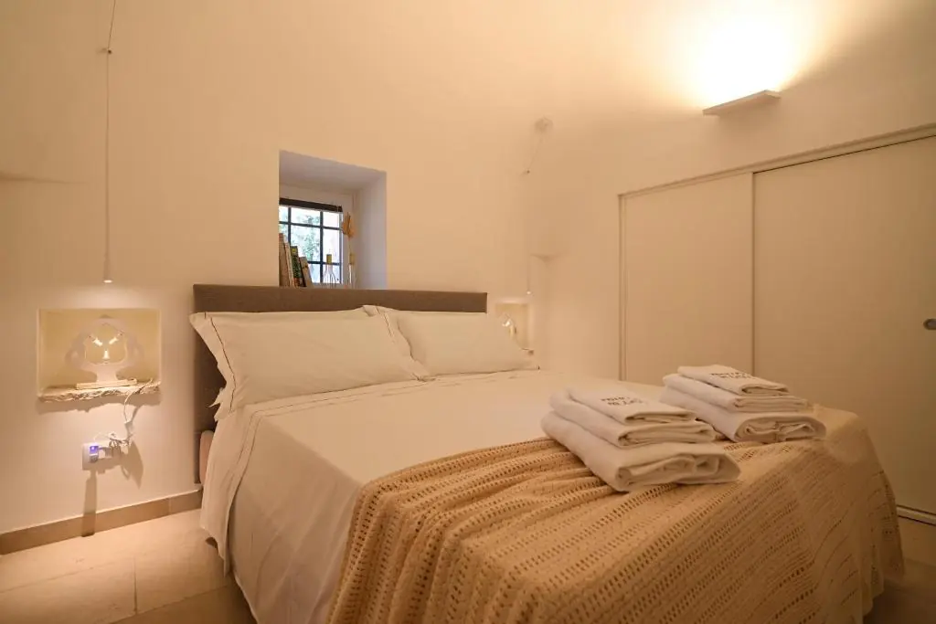 Trullo Magia Ostuni - Suite Matrimoniale con Luce Calda d'Atmosfera (Camere & Suite)