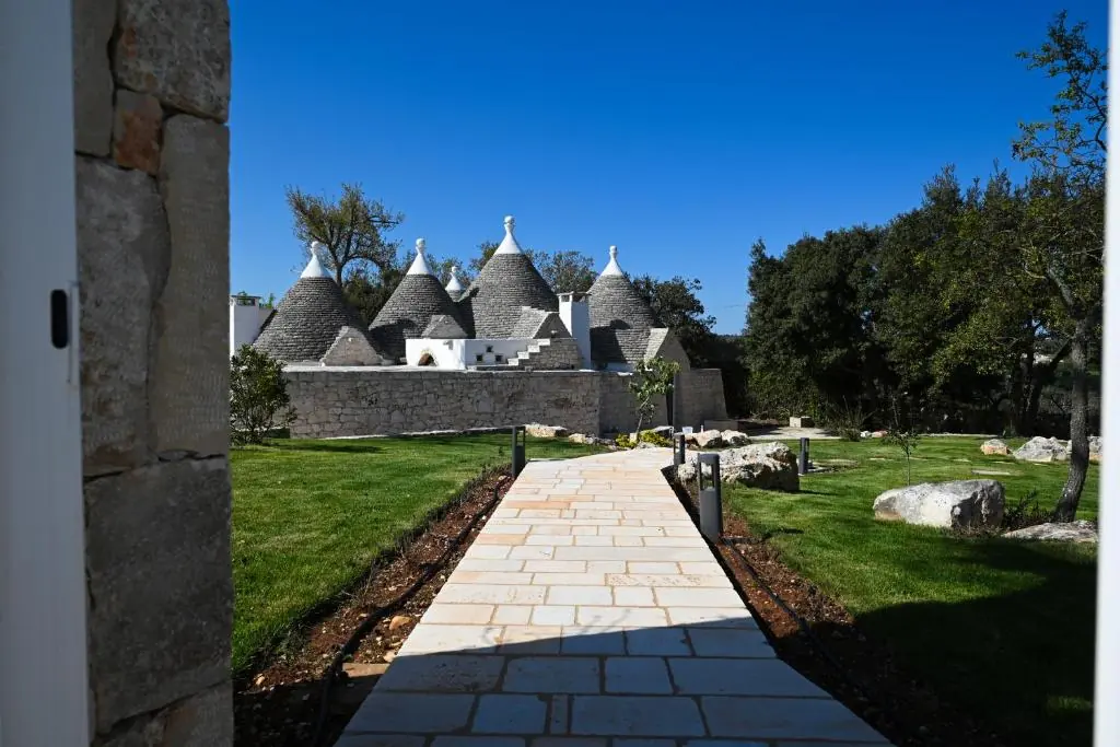 Trullo Magia Ostuni - Viale d'Ingresso Lastricato verso i Coni (Piscina & Giardino)