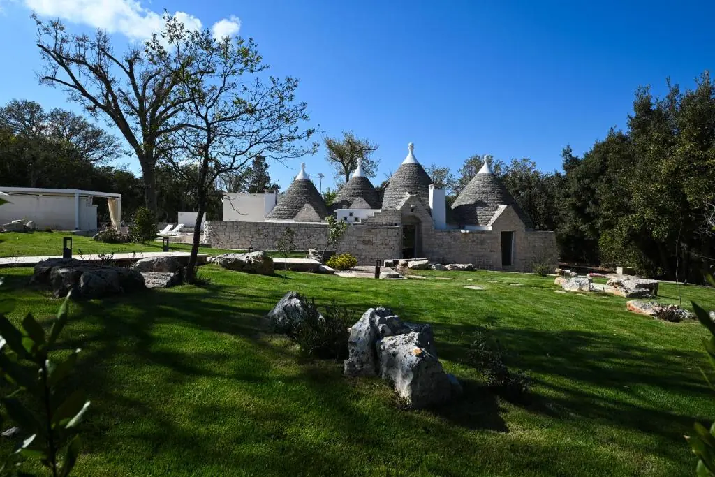 Trullo Magia Ostuni - Scorcio Panoramico del Trullo tra Rocce e Ulivi (Piscina & Giardino)
